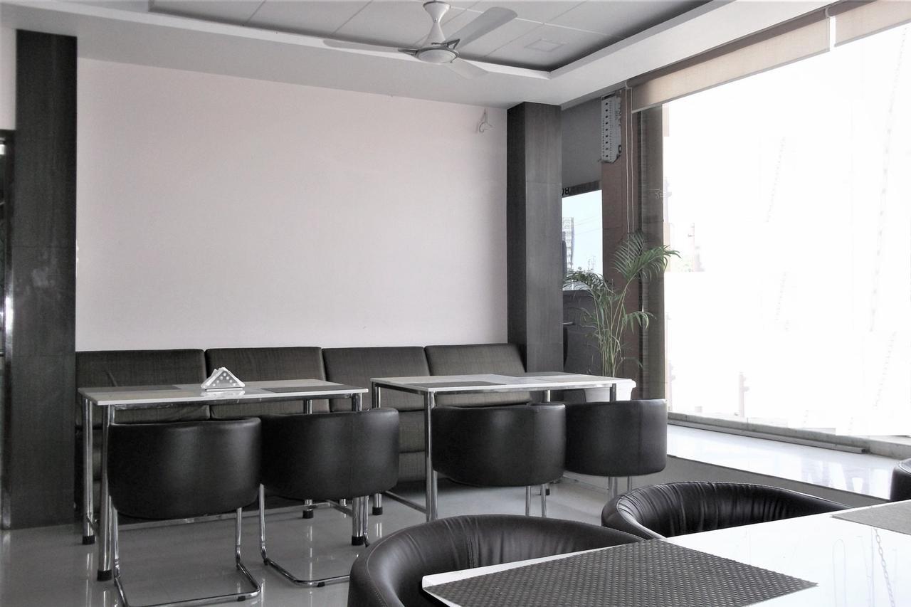 Oyo 10360 Hotel Grand Manoranjan Gorakhpur Exterior photo